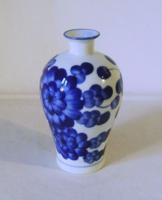 Chinese Porcelain Vase With Hand Painted Blue & White Decoration: Square Mark