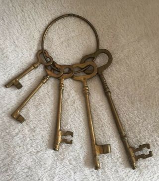 Vintage Set Of 5 Large Brass Skeleton Keys On Ring Jail Church Prop Decorative