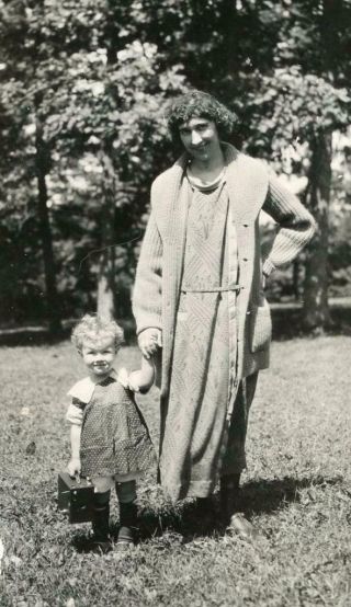 P616 Vtg Photo Mother & Daughter With Antique Camera Sunny Day C Early 1900 