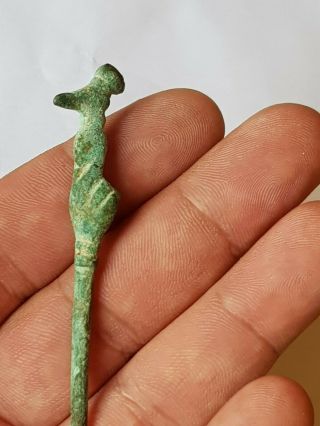 EXTREMELY RARE ANCIENT BRONZE HAIR PIN ON A HAND/BIRD FIGURE.  16,  2 GR.  168 MM 2