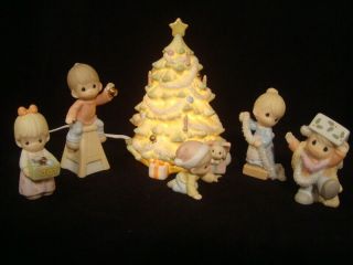 Precious Moments - 6 Piece Set Family Christmas Scene - Rare Limited Edition - W/box