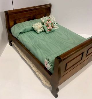 Dollhouse Miniature Sleigh Bed Bedding Pillows Bolster Dustruffle 1:12