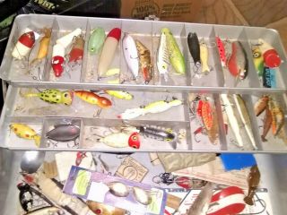 TACKLE BOX FULL MY BUDDY TACKLE BOX FULL OF LURES OF ALL TYPE ' S VINTAGE LURES. 2