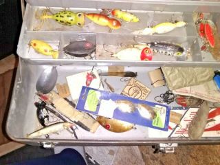 TACKLE BOX FULL MY BUDDY TACKLE BOX FULL OF LURES OF ALL TYPE ' S VINTAGE LURES. 3