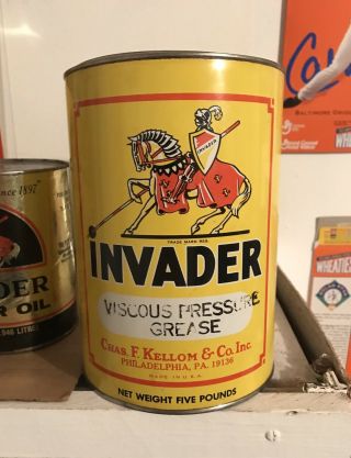 Rare Invader 5 Pound Grease Can - Oil Chas Kellom Pa Knight Sign Tin Gas