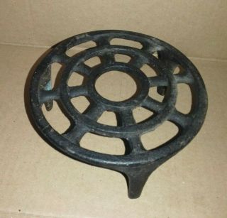 Antique/vintage Round Cast Iron Trivet/stand (st8)