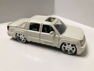 Jada Dub City 1:24 Scale Very Rare Off - White 2001 Chevrolet Avalanche Shipp