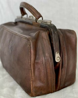 Antique English Gladstone Bag Doctor Bag Key