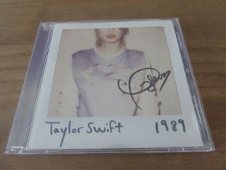 Taylor Swift Hand Signed Cd 1989 Rare & Collectible Autograph Signature