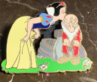 Disney Pin Snow White Kissing Grumpy Head Wishing Well 2005 Rare 7 Dwarfs