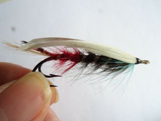 FINE EARLY 20TH CENTURY GUT EYED DOUBLE HOOK WHITE WING SIZE 4/0,  1/4 SALMON FLY 3