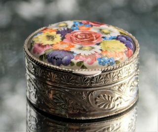 Lovely Victorian Flower Decorated Enamel Silver Circular Ladies Snuff Box