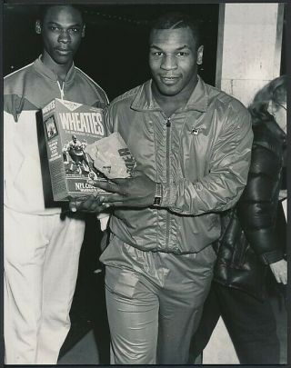 Rare 1988 Photo Mike Tyson W/ Wheaties Cereal - Breakfast Of Champions