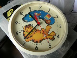 Rare Vintage 1978garfield Wall Clock With Moving Day To Night Scenes By Sunbeam