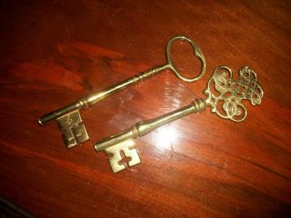 Vtg.  Pair " Virginia Metalcrafters " Colonial Williamsburg Brass Skeleton Keys