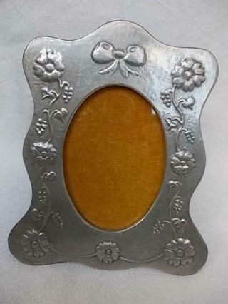 787 / Early 20th Century Pewter And Wood Photograph Frame With Flowers And Bow