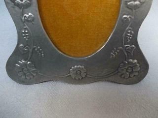 787 / EARLY 20TH CENTURY PEWTER AND WOOD PHOTOGRAPH FRAME WITH FLOWERS AND BOW 2