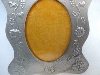 787 / EARLY 20TH CENTURY PEWTER AND WOOD PHOTOGRAPH FRAME WITH FLOWERS AND BOW 3