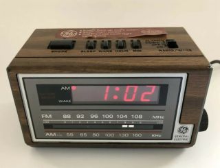 Vintage General Electric Ge Alarm Clock Radio Am/fm 7 - 4601a Woodgrain
