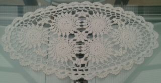 2 VINTAGE WHITE AND IVORY HAND CROCHETED COTTON LARGE DOILIES / TABLE MATS 3