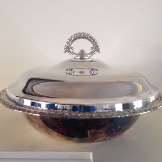 Wm Rogers Silver Plate Serving Bowl Dish With Lid 1.  5 Qt Pyrex Dish