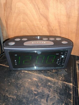 Vintage General Electric Clock Am/fm Radio Alarm Ge Good.
