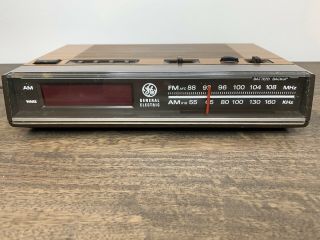 General Electric 7 - 4624b Vintage Woodgrain Digital Alarm Clock Radio Am - Fm
