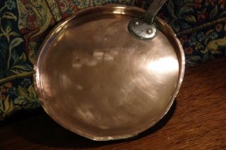 A VICTORIAN ANTIQUE COPPER PAN LID WITH STEEL HANDLE,  8 