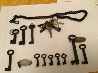 1 Small Bunches Of Old Antique/ Plus Vintage Assorted Rusty Keys Chain Key Tags