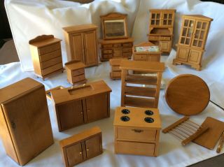 18 Pc Wood Miniature Dollhouse Furniture.  Kitchen.  Bedroom Dining Room Vtg