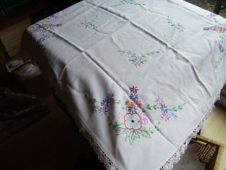 Very Pretty Vintage Hand Embroidered Crochet Lace Edged Tea Tablecloth 33 