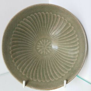 Chinese Green Glazed Bowl Dish With A Raised And Ribbed Decoration