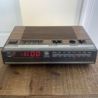 Vtg Ge Digital Alarm Clock Radio Am/fm Woodgrain Model 7 - 4624b -
