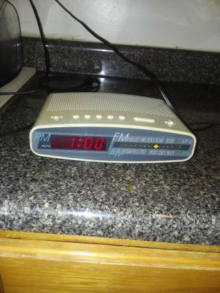 Vintage Soundesign Radio Alarm Clock Am/fm Model 3625 - Ivy