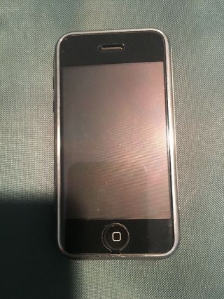 Rare Find Apple Iphone First Generation.  Flawless No Scratches Or Dents