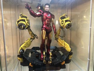 Hot Toys Iron Man Mark IV Diecast With Suit Up Gantry 3