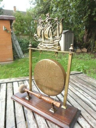 ANTIQUE VINTAGE NAUTICAL STYLE BRASS & WOOD TABLE TOP DINNER GONG WITH STRIKER. 2