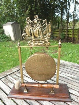 ANTIQUE VINTAGE NAUTICAL STYLE BRASS & WOOD TABLE TOP DINNER GONG WITH STRIKER. 3