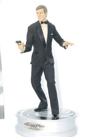 Sideshow James Bond 1/4 Scale Statue Premium Format Roger Moore 327/400