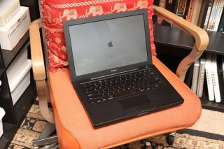 Rare Apple Black Macbook 13 - Inch 2007 Core 2 Duo 2.  2ghz / 4gb Ram,  320gb Hd,  Osx