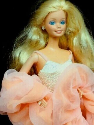 1985 Superstar Era Peaches N Cream Barbie Doll In Outfit 7926
