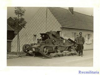 Port.  Photo: Rare Luftwaffe Officer By Abandoned British Bef Matilda Mk.  I Tank