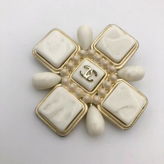 Rare Chanel Cc Logo Ivory White Pearl Beads Enamel Round Pendant Brooch Pin