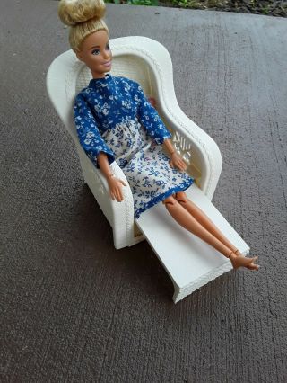 Mattel 1983 Barbie Dream House White Pull Out Plastic Wicker Chair Vtg W Pillow