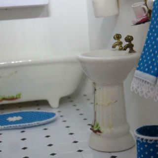 Vintage Dollhouse Miniature Bathroom Set - Dollhouse Bath Tub,  Toilet and Sink 3