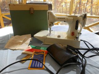 Rare 1962 White Singer Featherweight 221 Sewing Machine In Case