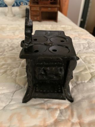 Cast Iron Dollhouse Stove with Pots and Pans - Queen - Vintage 3