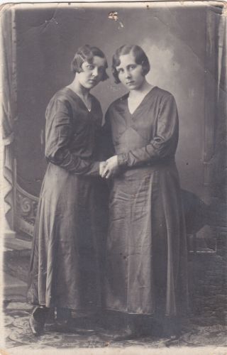 1935 Pretty Young Women Couple Holding Hand Couple Russian Antique Photo Lesbian