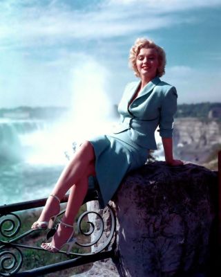 Marilyn Monroe Posing By Niagra Falls Rare 8x10 Photo (0916 - 7)