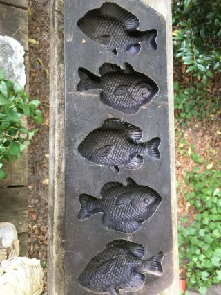 1 Antique Cast Iron Fish Muffin Pan